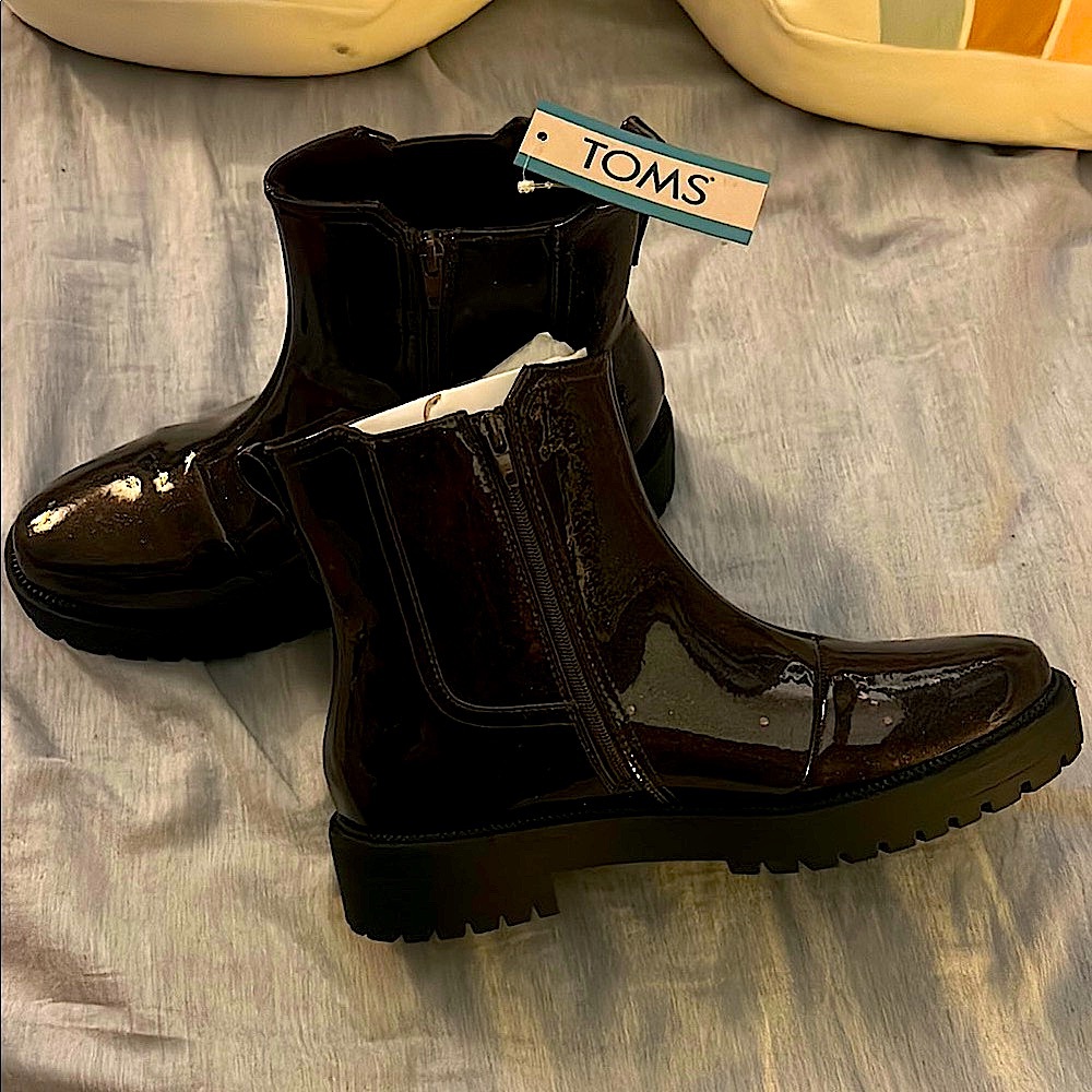 Tom’s Bennet Chelsea boots.. new with tags